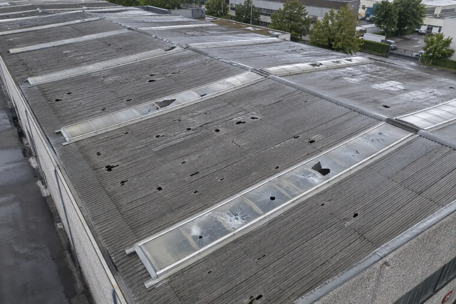 Ispezione pannello fotovoltaico danneggiato dalla grandine
